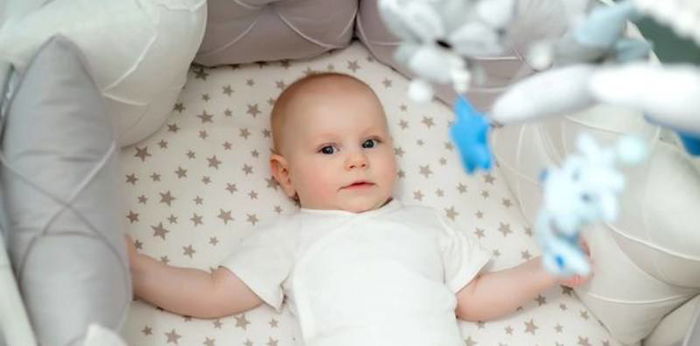 Normalkah Bayi 8 Bulan Belum Bisa Duduk? Coba Lakukan Stimulasi Berikut Ini!