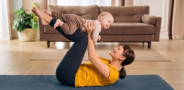 13 Olahraga untuk Ibu Menyusui yang Bisa Dilakukan Bersama Bayi