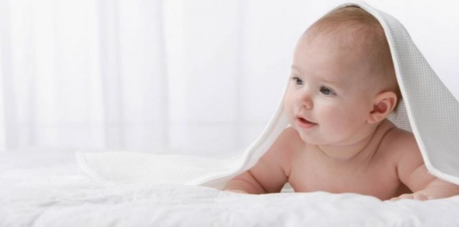 Keterampilan Motorik Kasar Bayi 0-12 bulan, Apakah Perkembangan si Kecil Sudah Sesuai?