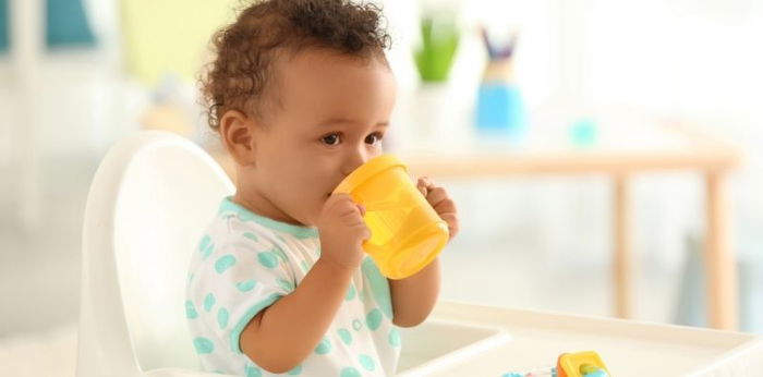 5 Cara Melatih Penggunaan Sippy Cup untuk Bayi, Jangan Sampai Salah!