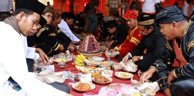 Mengenal Lebih Dekat Tradisi Makan Minangkabau, Makan Bajamba