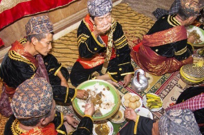 tradisi makan bajamba