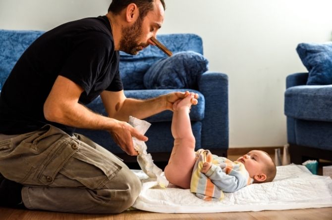4 Causes of Continuous Baby Pooping, When Should You Be Alert?