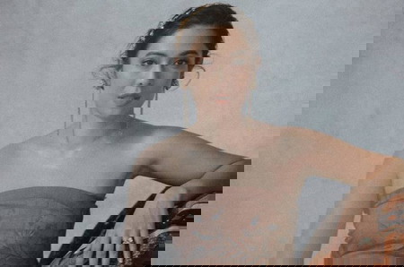 Dian Sastro menggunakan batik