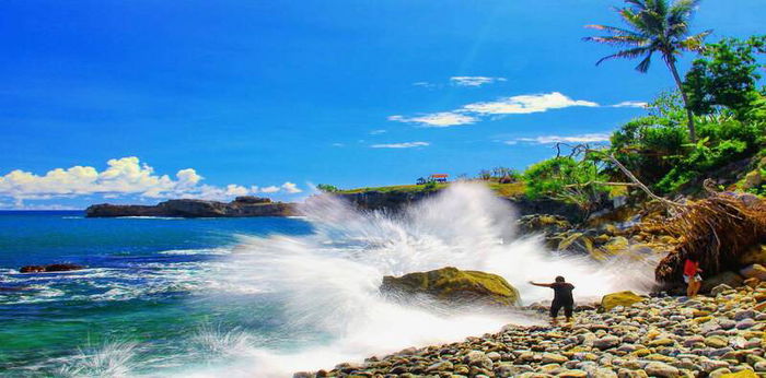 Keindahan Pantai Watu Bale di Pacitan, Banyak Spot Selfie Cantik