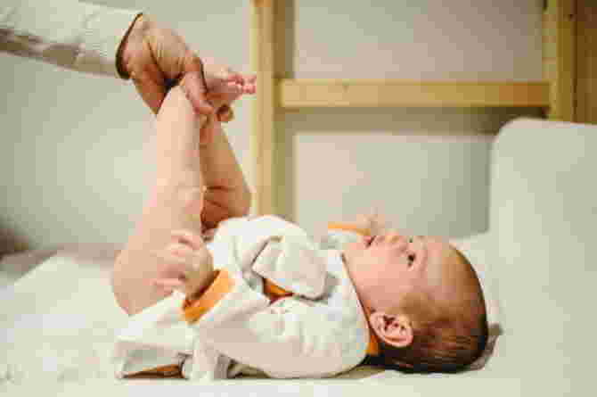 4 Penyebab Bayi BAB Terus, Kapan Harus Waspada?