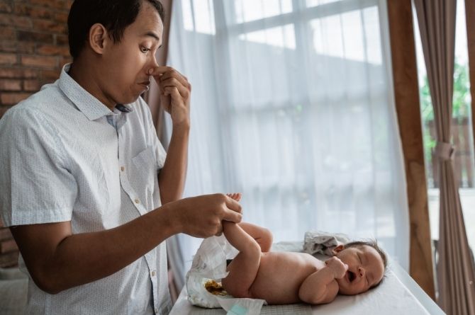 4 Causes of Continuous Baby Pooping, When Should You Be Alert?