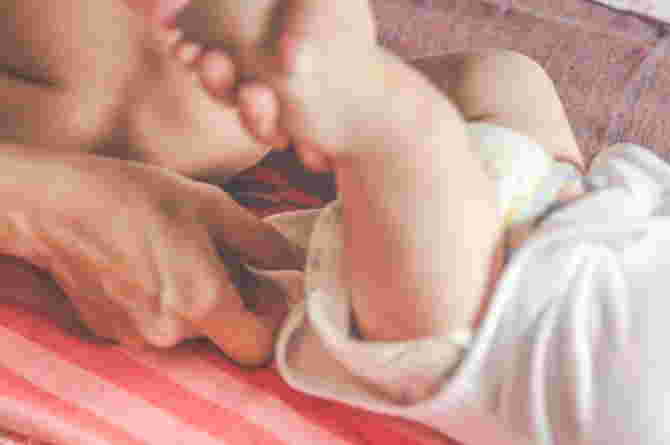 4 Causes of Continuous Baby Pooping, When Should You Be Alert?