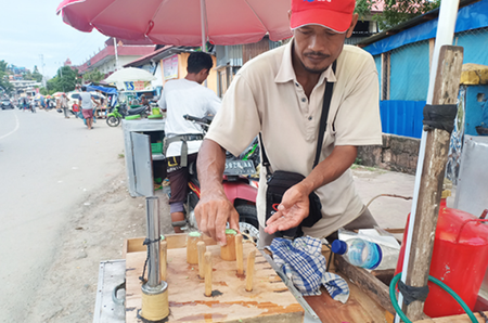Penjual Kue Putu
