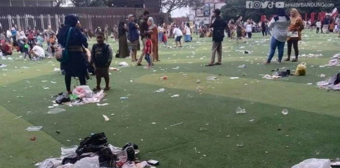 Jadi Lautan Sampah, Alun-alun Kota Bandung Ditutup