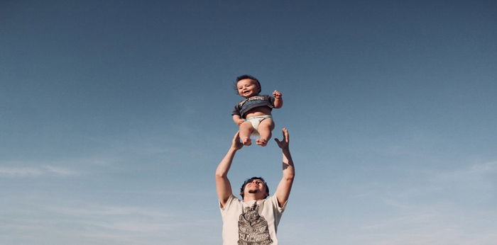 Perkembangan Bayi 12 Bulan yang Wajib Diketahui Orang Tua