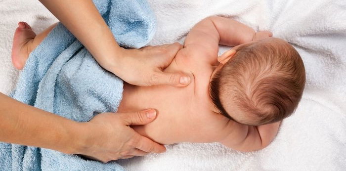 8 Penyebab Rambut Bayi Botak di Belakang & Cara Mengatasinya