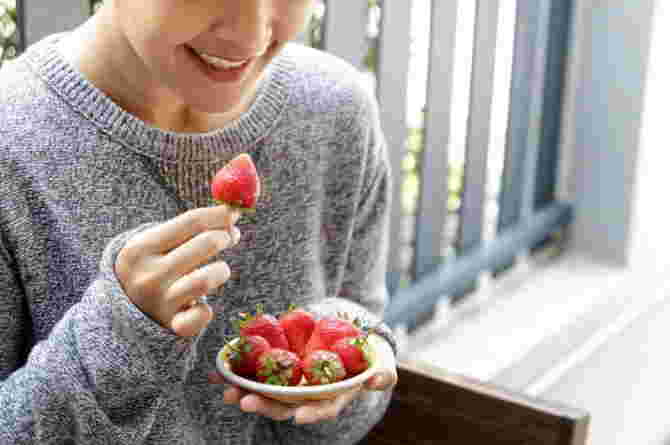Behind the sour taste, here are 15 benefits of strawberries for breastfeeding mothers