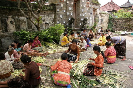 Gotong Royong: Perekat Identitas Masyarakat Desa yang Tak Boleh Punah
