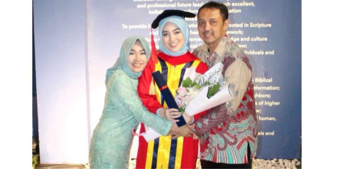 8 Potret Momen Wisuda Nabilah Ayu yang Kini Jadi Sarjana Hukum