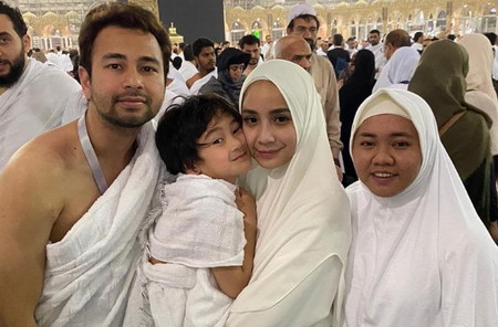 10 Artis Sudah Menunaikan Ibadah Haji