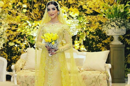 Artis Pakai Gaun Ivan Gunawan