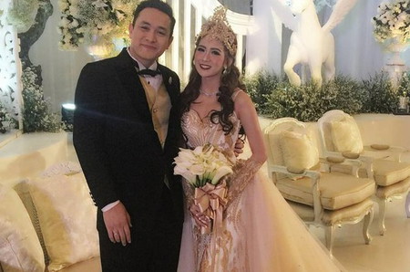 Artis Pakai Gaun Ivan Gunawan