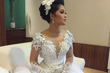 6 Artis Pakai Gaun Pengantin Karya Ivan Gunawan, Gayanya Curi Perhatian!