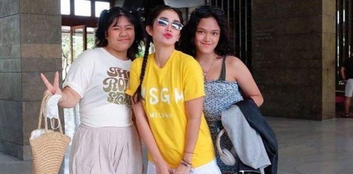 7 Potret Ussy Sulistiawaty Liburan di Bali Bareng Kedua Anak Gadisnya, Girls Trip!
