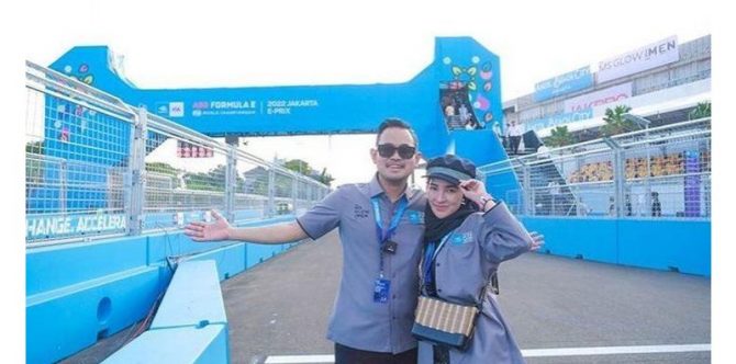 8 Momen Seru Artis Nonton Formula E Jakarta, Gaya Bak Anak Muda
