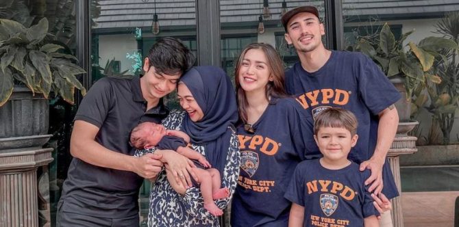 8 Potret Momen Ria Ricis Jenguk Baby Don Anak Jessica Iskandar, Latihan Jadi Ibu