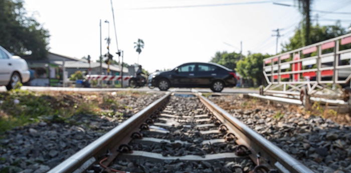 Sering Terjadi Mesin Kendaraan Mati di Tengah Rel Kereta, Apa Penyebabnya?