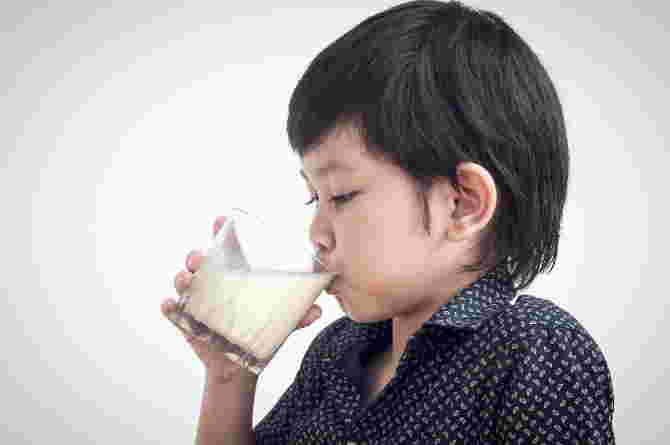 ilustrasi anak minum susu