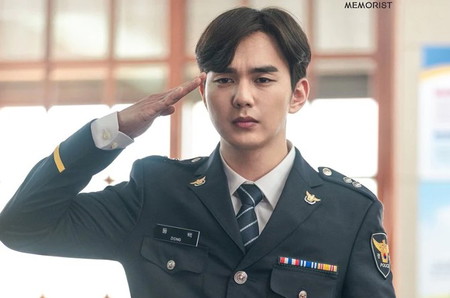 Yoo Seung Ho adalah Aktor Korea Jadi Polisi di Drakor