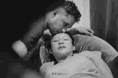 Didampingi Suami, Inilah 10 Potret Perjuangan Corry Pamela Melahirkan Anak Ketiga di Rumah 