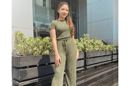 10 Inspirasi Outfit Cewek Bumi, Bikin Penampilan Lebih Keren! 