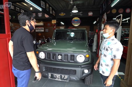 Artis koleksi barang antik