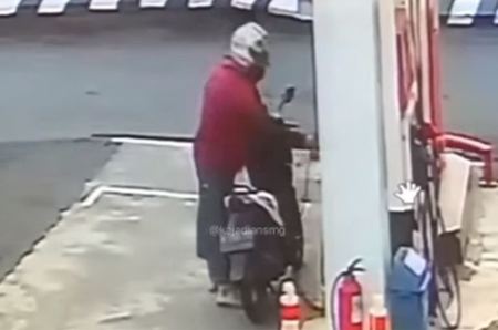pengendara motor curi pertamax