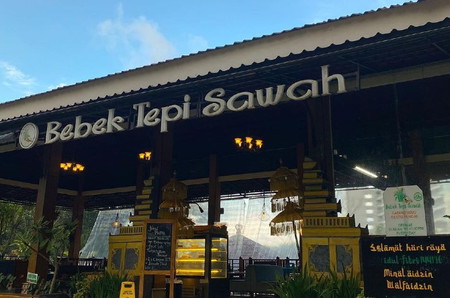 13 Restoran Bertema Saung Desa Ini Cocok untuk Tempat Makan Bareng Keluarga