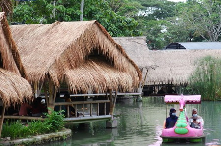 13 Restoran Bertema Saung Desa Ini Cocok untuk Tempat Makan Bareng Keluarga