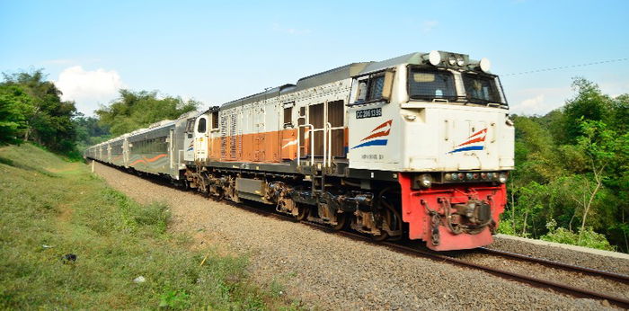 Mengenal Jenis Bahan Bakar Kereta Api dan Cara Mengisinya yang Unik