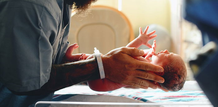 Hukum Mengazani Bayi yang Baru Lahir, Sunnah atau Makruh?