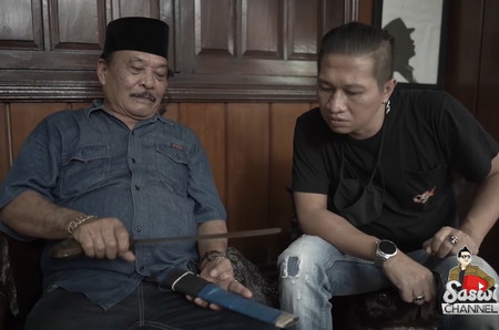 Artis koleksi barang antik