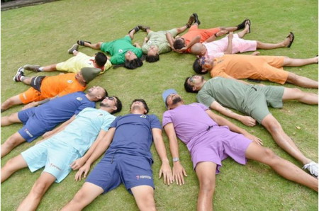 11 Potret Kostum Seragam Geng Prediksi yang Unik, Bikin Ngakak Parah!