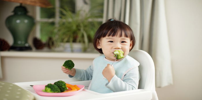 Latih Anak Makan Sendiri, Ini Waktu dan Tahapan yang Tepat