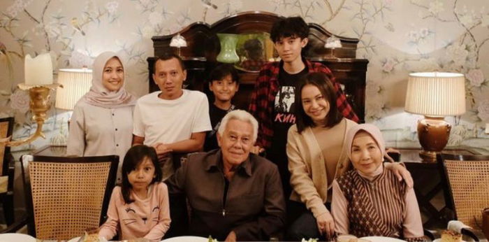 8 Potret Romantis Orang Tua Artis yang Jadi Perhatian, Couple Goals Banget!