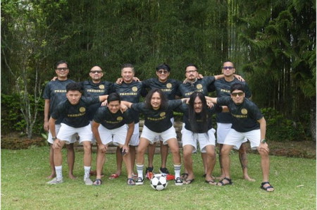 11 Potret Kostum Seragam Geng Prediksi yang Unik, Bikin Ngakak Parah!