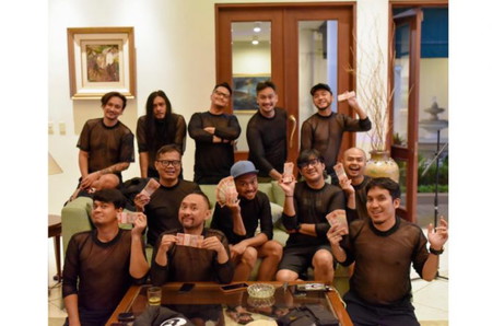 11 Potret Kostum Seragam Geng Prediksi yang Unik, Bikin Ngakak Parah!