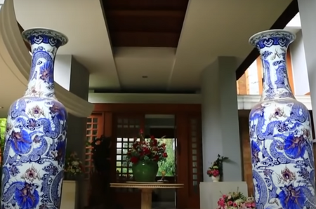 rumah Sutiyoso, ada Teras Rumah yang Mewah