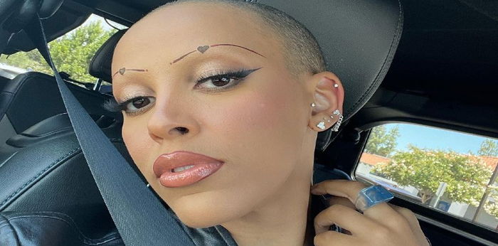 Tampil Botak, Doja Cat Ungkap Alasan Mencukur Habis Rambut dan Alisnya