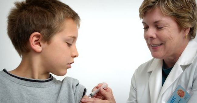 Anak kecil sedang menerima vaksin