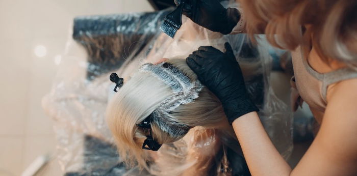 8 Akibat Sering Ganti Warna Rambut, Ternyata Lisa Blackpink Mengalaminya!