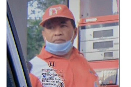petugas SPBU mirip Hotman Paris