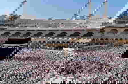 Artis bollywood naik haji
