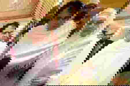 6 Artis Bollywood Ini Pernah Berangkat Pergi Haji, Ada yang Sampai Dua Kali ke Tanah Suci